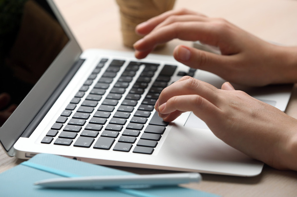 Женщина с ноутбуком на рабочем месте крупным планом
 - Фото, изображение