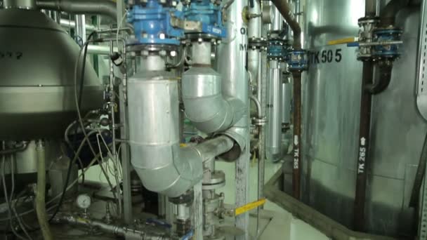 El sistema de tubería con válvulas en la fabricación
 - Imágenes, Vídeo