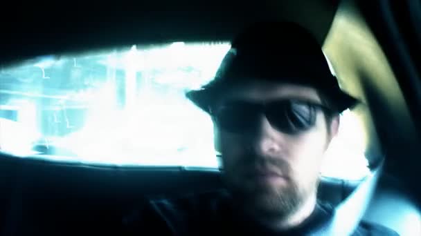 A taxi hátán lévő ember - Felvétel, videó
