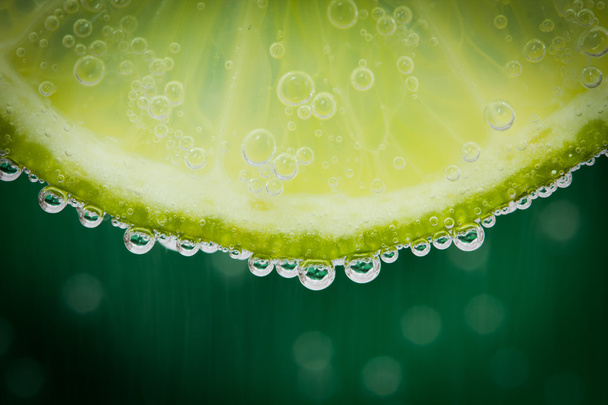 Yeşil limonlu su sıçrama - Fotoğraf, Görsel
