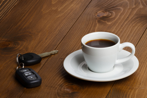 車のキーとコーヒー カップ - 写真・画像