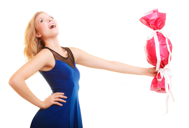 Chica sosteniendo regalo rojo
 - Foto, imagen