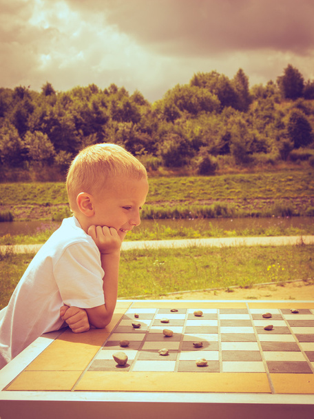 child playing checkers - 写真・画像