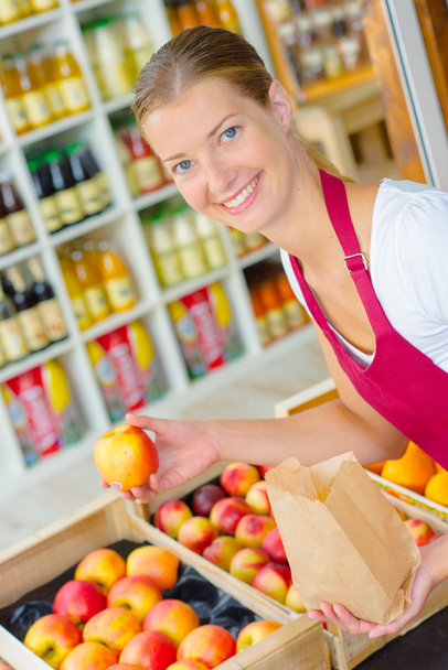 Supermarket worker in the fruit section - Fotoğraf, Görsel