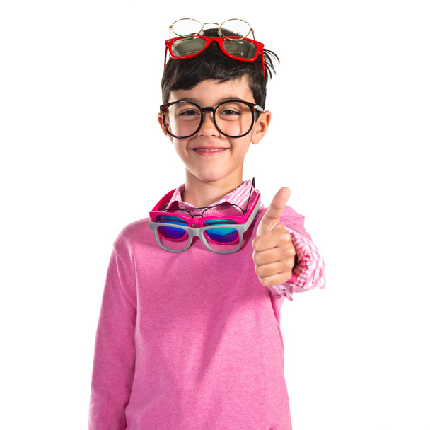 Щасливий хлопчик з багатьма окулярами
 - Фото, зображення