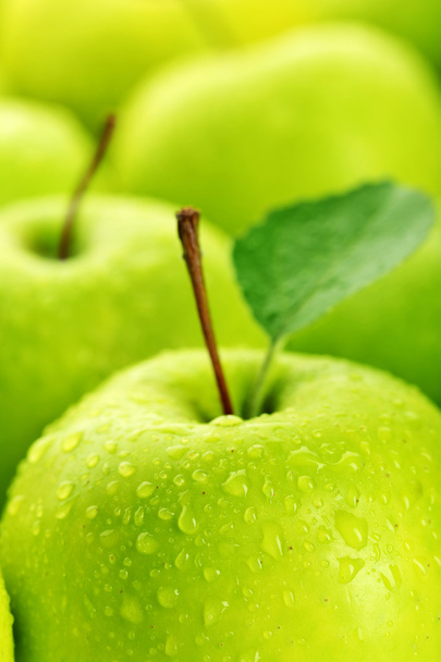 Ripe green apples close up - Foto, afbeelding