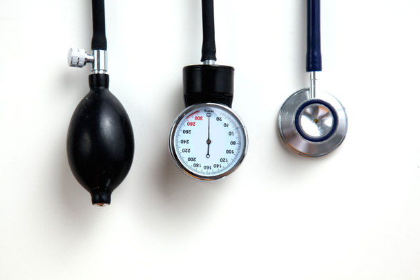 Equipo médico medidor de presión arterial aislado en blanco
 - Foto, imagen