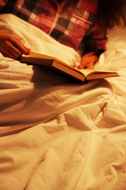 woman reading book - Фото, зображення