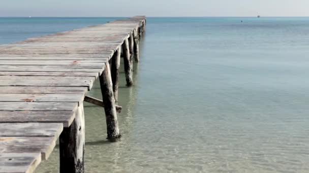 pier and shore with gentle waves coming in - Footage, Video