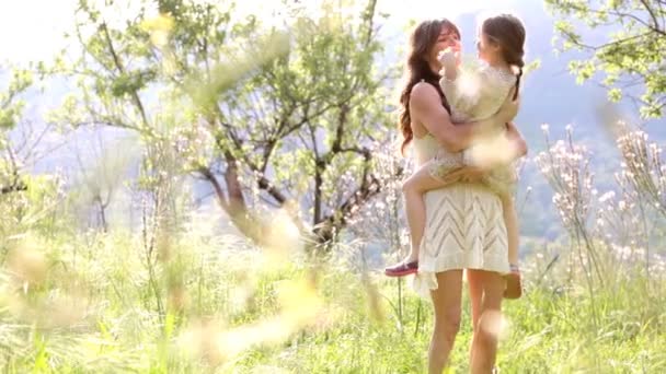 Mãe e filha abraçando - Filmagem, Vídeo