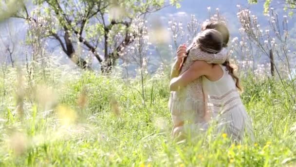 matka a dcera se v zahradě objetí a milování - Záběry, video