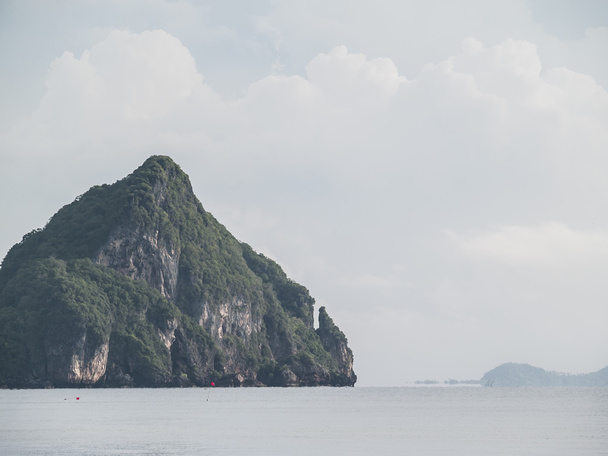 Isla verde y paisaje de naturaleza marina en Tailandia
 - Foto, Imagen