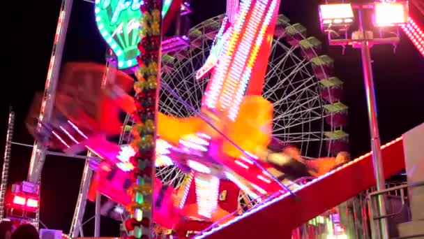 велика їзда гойдалки вночі в тематичному парку
 - Кадри, відео