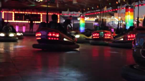 Lökhárító autó lovagolni egy vidámpark éjjel - Felvétel, videó