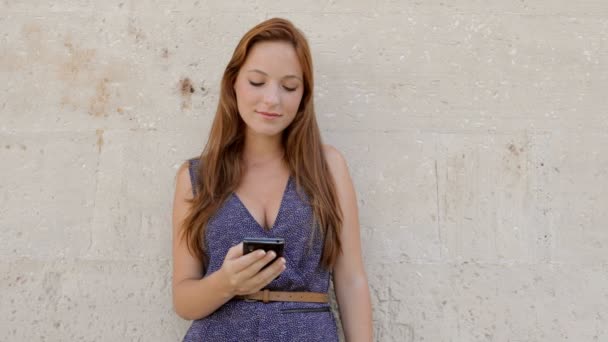 スマートフォンで呼び出す女性 - 映像、動画