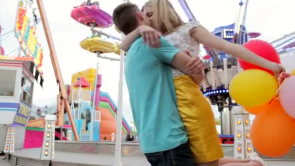 paar bezoeken een attracties park arcade - Video