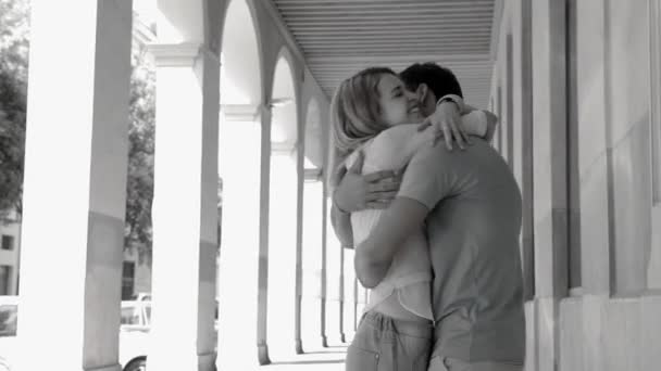 turystyczny para obejmując i Całowanie - Materiał filmowy, wideo
