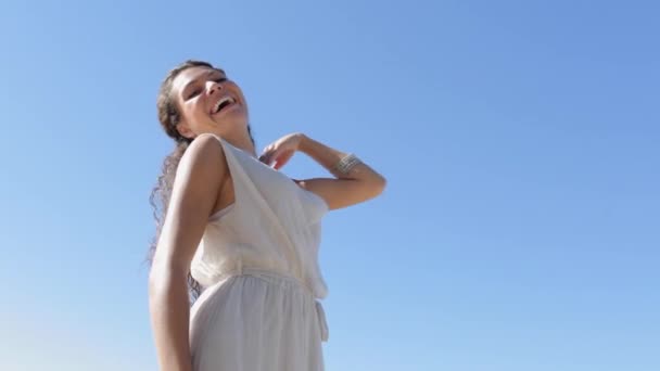 Frau genießt einen Sommertag und lächelt - Filmmaterial, Video
