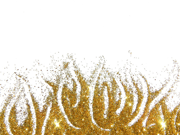Lingue di fiamma di scintillio dorato scintillano su sfondo bianco
 - Foto, immagini