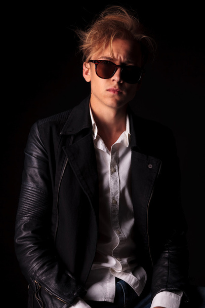 casual man wearing a leather jacket and sunglasses. - 写真・画像