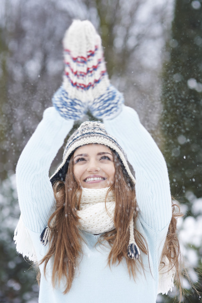 Дівчина намагається зловити сніжинки
 - Фото, зображення