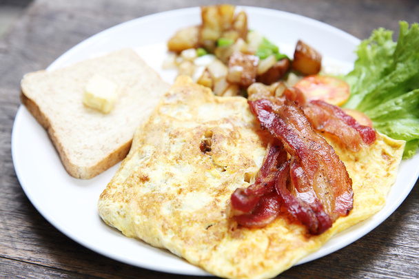 Café da manhã com bacon, ovo frito e pão
 - Foto, Imagem