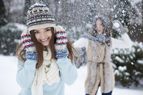 Ευτυχισμένος κορίτσια έχουν διασκέδαση χειμώνα - Φωτογραφία, εικόνα