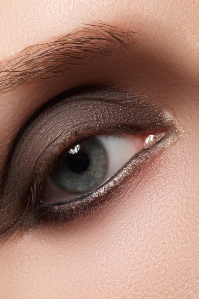 Blue female eye with bown smoky make-up and long eyelashes - Foto, imagen