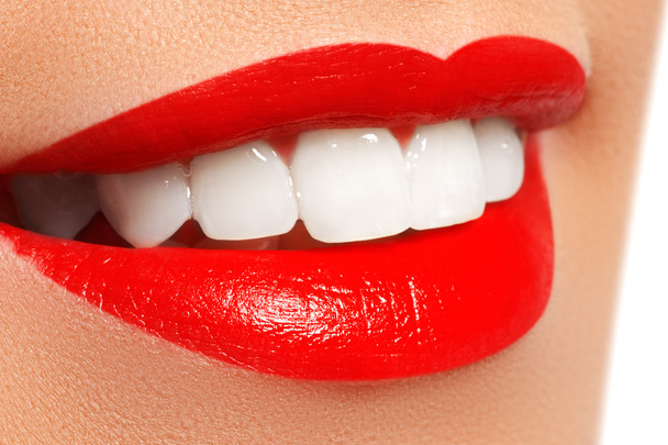 Terve hymy. Hampaiden valkaisua. Hammashoidon käsite. Kauniit huulet ja valkoiset hampaat
 - Valokuva, kuva