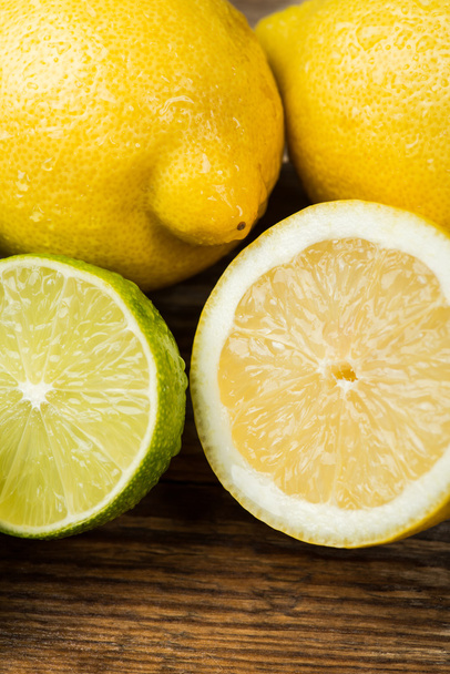 Свежие и сочные лимоны и лайм на деревянной поверхности
 - Фото, изображение