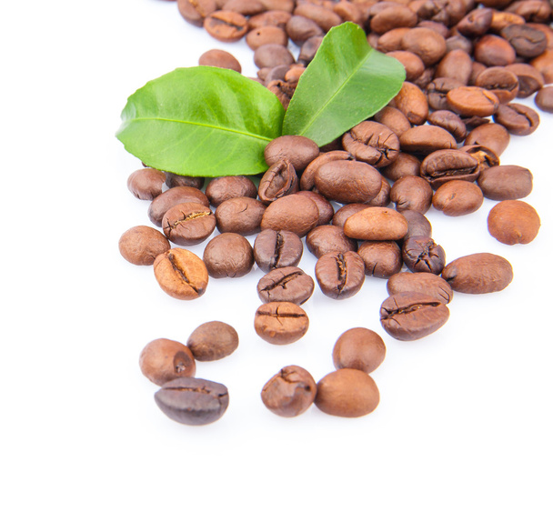 grains de café et feuilles vertes - Photo, image