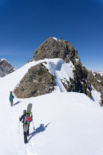 Snowboardosok gyaloglás felfelé freeride - Fotó, kép