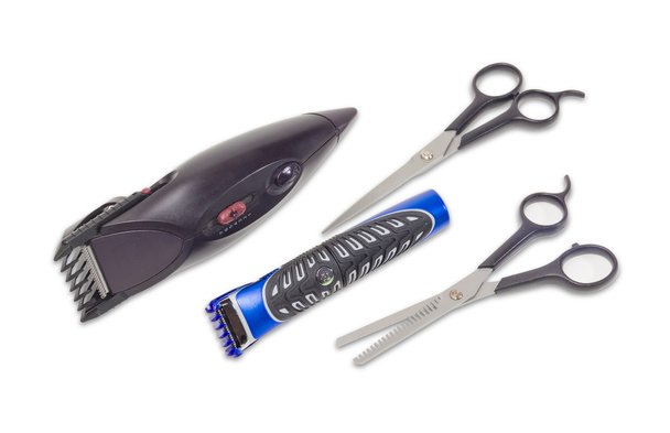 Haarschneidemaschine, Haarschneider und zwei verschiedene Friseurscheren - Foto, Bild