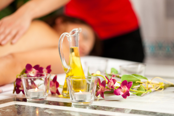 Bem-estar - mulher recebendo massagem no Spa
 - Foto, Imagem