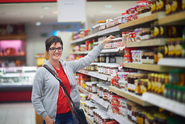 жінка в магазинах супермаркетів
 - Фото, зображення