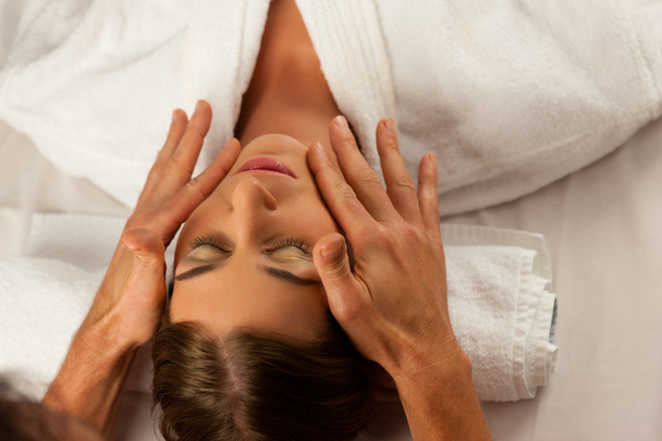 Masajes para tratamientos cosméticos en Spa
 - Foto, imagen