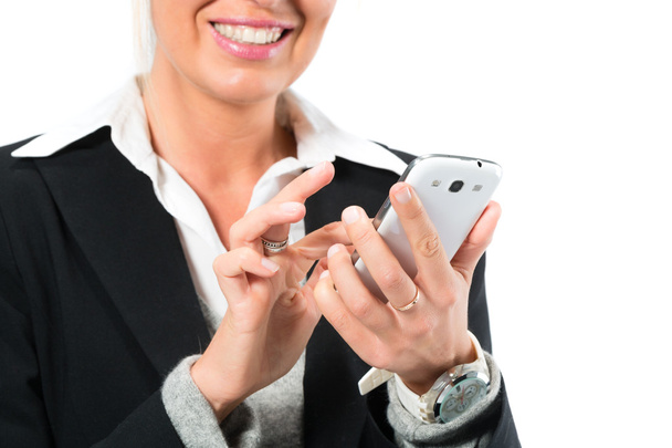 Молодая женщина использует свой мобильный телефон для смс
 - Фото, изображение
