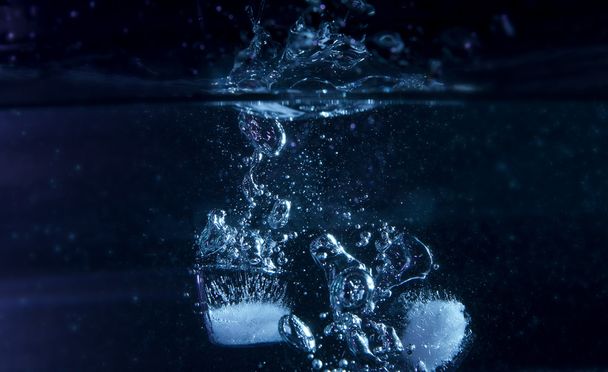 ijsblokjes invoeren van water - Foto, afbeelding