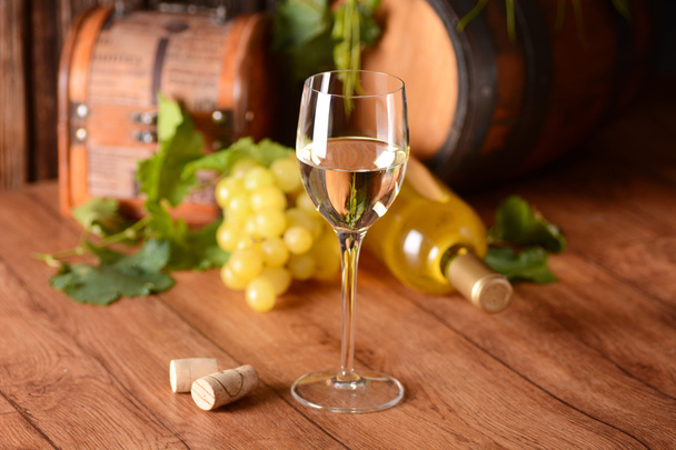 vinho branco no cálice
 - Foto, Imagem