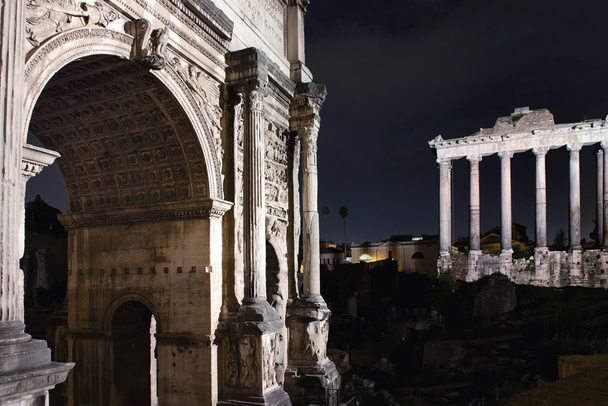 Fórum romano à noite
 - Foto, Imagem