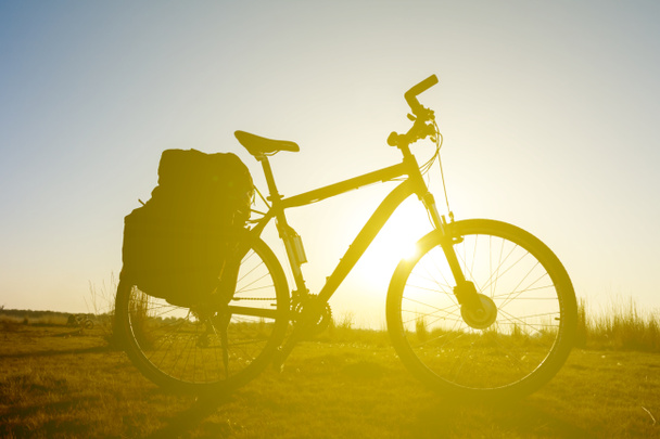 силуэт велосипеда на фоне заката
 - Фото, изображение