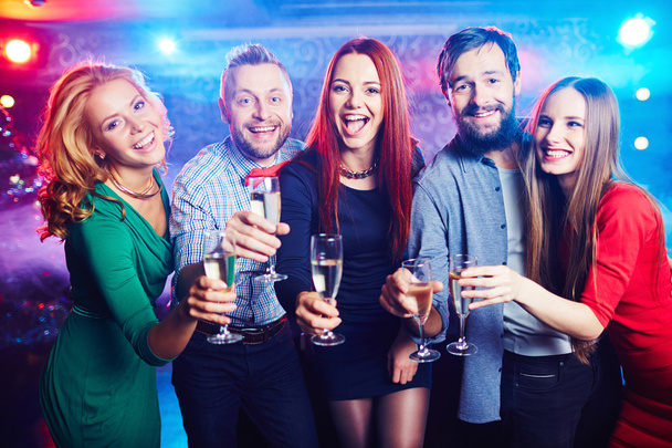 друзья пьют шампанское в ночном клубе
 - Фото, изображение