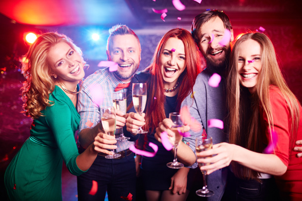 Amici con champagne al nightclub
 - Foto, immagini