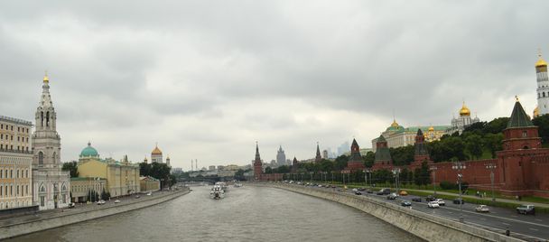 モスクワ川、クレムリン、ロシアのモスクワのビュー - 写真・画像