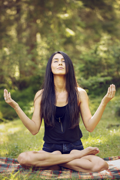 gyönyörű fiatal nő, meditáció, jóga helyzetben - Fotó, kép