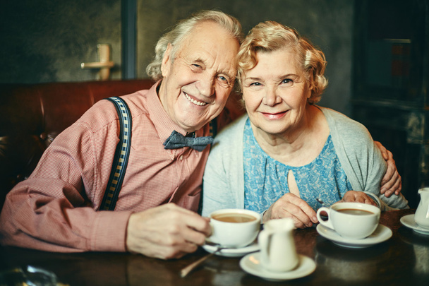 pareja jubilada tomando té
 - Foto, imagen