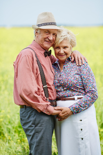 Ρομαντικό ηλικιωμένους στην αγκαλιά - Φωτογραφία, εικόνα