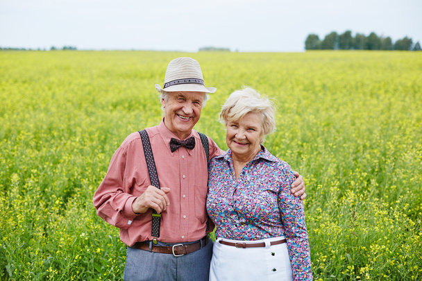 idősebb pár vidéki területen - Fotó, kép