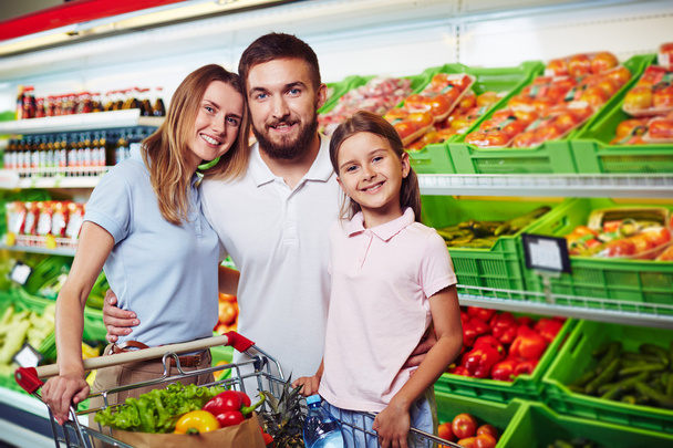 Famille avec panier au supermarché
 - Photo, image