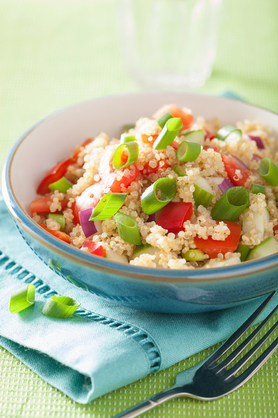 salada de quinoa saudável com cebolinha de pepino de tomate
 - Foto, Imagem